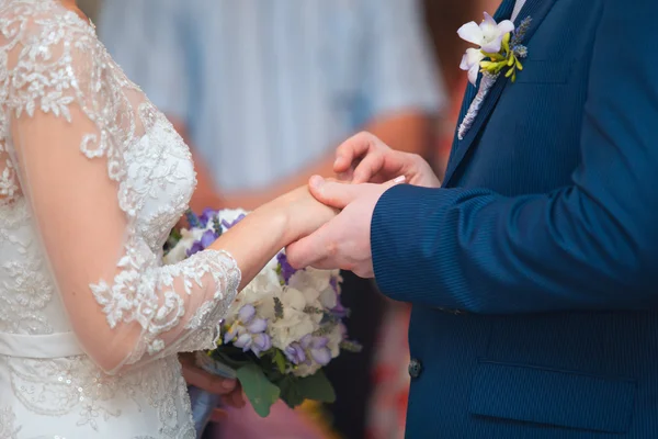 A noiva veste uma aliança de casamento ao marido — Fotografia de Stock
