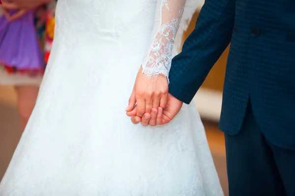 A noiva e o noivo gentilmente tocaram as mãos um do outro — Fotografia de Stock
