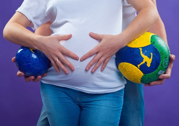 Pregnant Belly and Football Ball. Isto vai ser um rapaz. — Fotografia de Stock