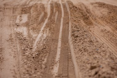 Bir kamyon lastik desenini yumuşak toprakta basmak
