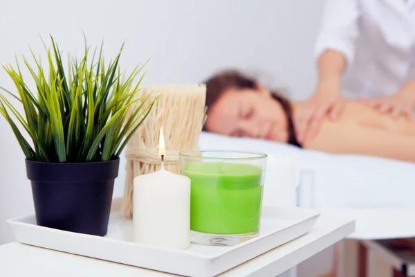 Güzel genç kadın dinlendirici güzellik Spa