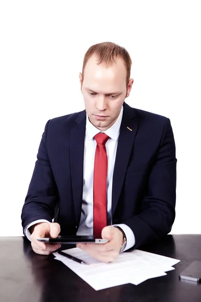 Sérieux homme d'affaires américain en cravate rouge à la table de travail sur — Photo