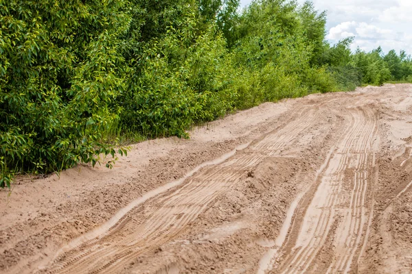 Abstract achtergrond - het wiel tracks in het zand. — Stockfoto