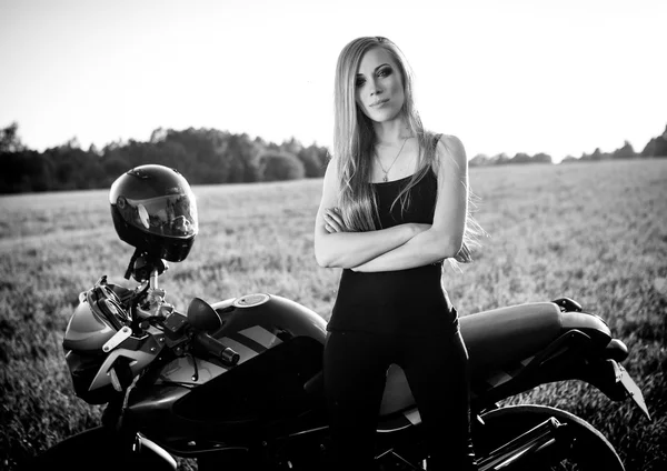 Belle femme sur la moto. noir et blanc — Photo