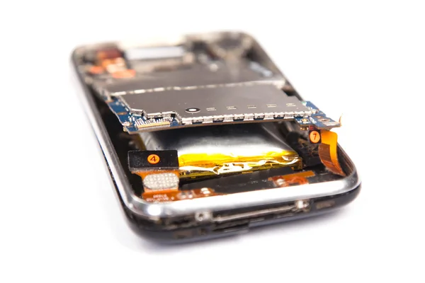 Telefono cellulare fracassato isolato su sfondo bianco — Foto Stock