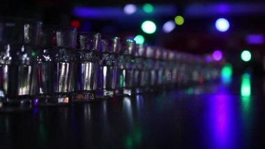 Dizi güzel çok renkli kırmızı sarı altın ve beyaz tatlı kokteyl alkol içecek gözlük çekim ayakta üzerinde bar-gri arka plan üzerinde,