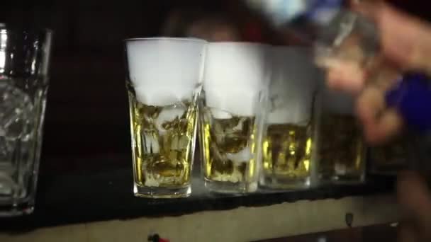 Barman maakt cocktails. Stikstof rook op kleurrijke alcoholische Shot glazen op teller. Close-up. HD, 1920 x 1080. Cocktails met vloeibare stikstof. — Stockvideo