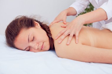 Masör spa salonunda kadın vücuduna masaj yapıyor. Güzellik tedavi konsepti.