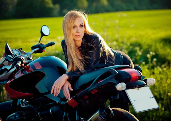 Sexy módní ženský kostým motorkářka. Blondýnka v kožené bundě, sedí na vinobraní vlastní motocykl. Portrét života venku — Stock fotografie