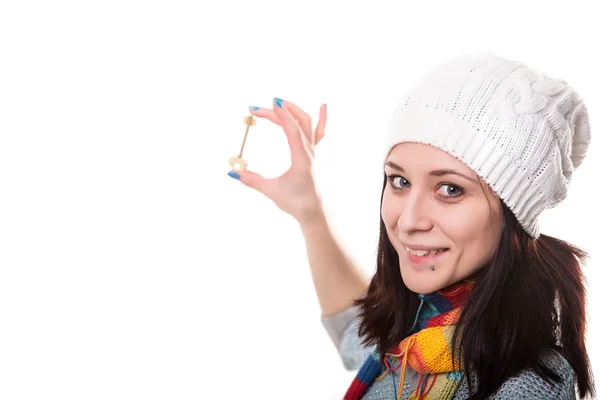 Mulher sorridente bonita segurando as chaves da casa de sua nova casa, imobiliário e conceito de realocação — Fotografia de Stock