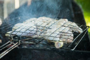 Izgara tavuk. Kızarmış tavuk grill Pan.