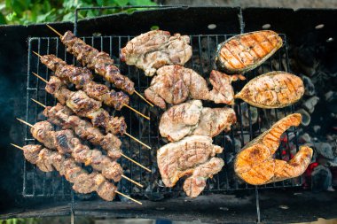 Kızarmış gıdalar süslenmiş. Izgara tavuk, somon, et çeşitli. Barbekü