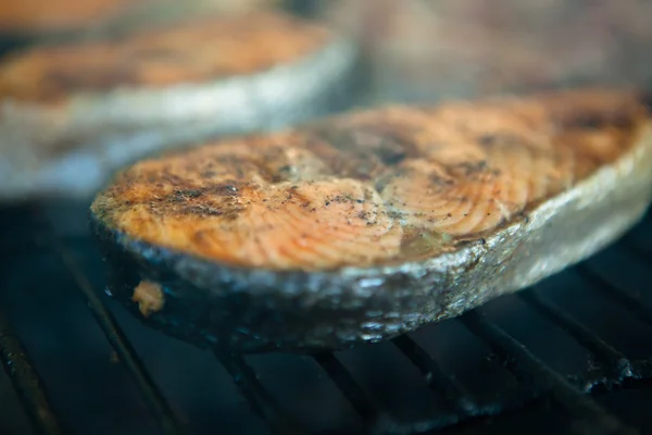 Жареные стейки лосося на пламени . — стоковое фото