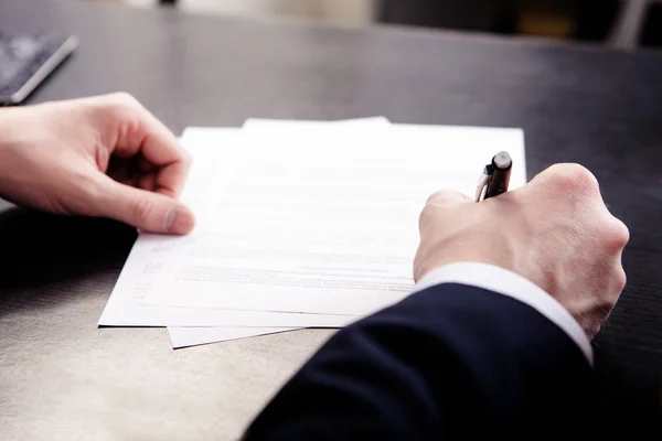 Geschäftsmann bei der Vertragsunterzeichnung - oberflächlicher Fokus auf Unterschrift — Stockfoto