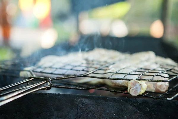 Processus de cuisson filet de poulet épicé cru sur le gril — Photo