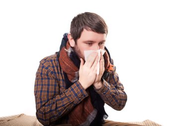 Elinde bir mendil ile adam, eller mendiller burnunu, gözleri ve hasta adam up kameranın doğru seyir açık arka planı kapat kendini. Burun akıntısı olan bir adam. İnsanlar için sağlık