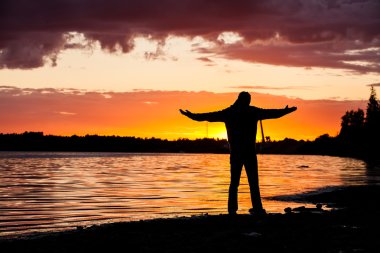 Alacakaranlıkta ergen siluet