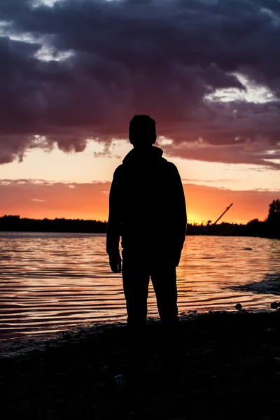 Femme encourageante bras ouverts au lever du soleil en mer — Photo