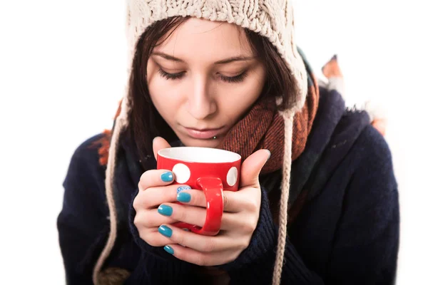 冬姑娘喝喝茶还是喝咖啡来醒了。生活方式工作室孤立的肖像照片，一个女人在一个白色的背景. — 图库照片