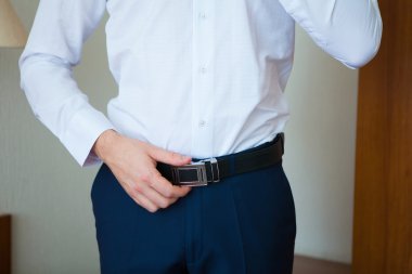 Alyans mavi bir kutu, bir gelin buketi beyaz çiçekler ve karanlık bir arka plan üzerinde Mavi gül düğün için hazırlanıyor