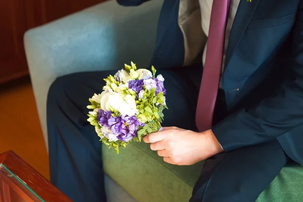 Gut gekleideter Mann mit einem Strauß Blumen, weißen Rosen. Feiertage und Feiern. Hochzeitstag. — Stockfoto