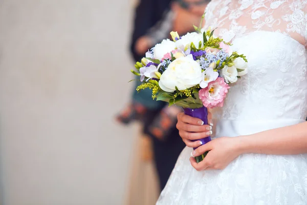 Close view of beautiful colorful wedding bouquet in a hand of a bride — Stock Photo, Image