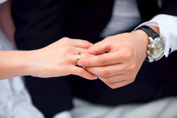 Ženich uvedení snubní prsten na prst nevěsty — Stock fotografie