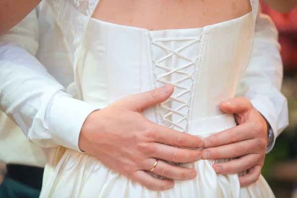 Young gift nyligen par tillsammans på glada bröllopsdag. — Stockfoto