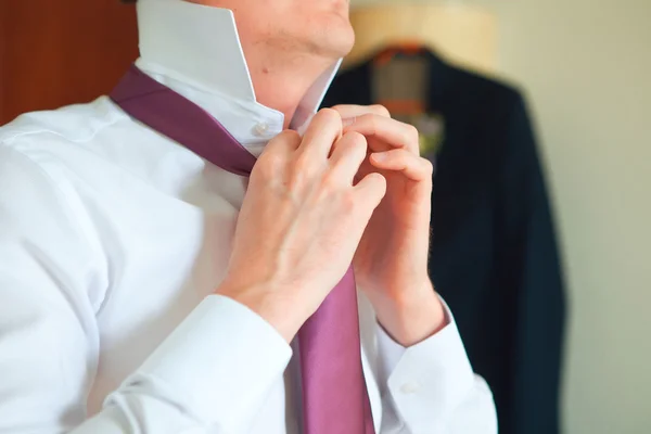 Novio o hombre ajustando corbata en el día de la boda —  Fotos de Stock