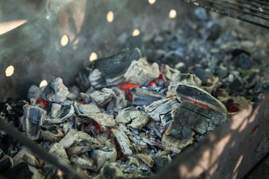 Parlayan sıcak kömürü briket yakın çekim arka plan dokusu