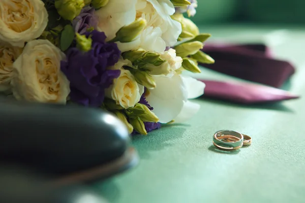 Hochzeit. Hochzeitskarte. Trauringe und Frühlingsblumen. Ehering und Trauringe. Hochzeitskarte mit Eheringen. Trauringe und Frühlingsblumen auf weiß. — Stockfoto