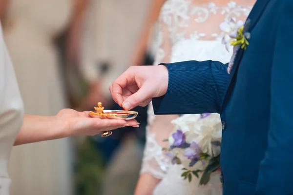 Panna młoda trzyma rękę jej narzeczony podczas ceremonii. — Zdjęcie stockowe