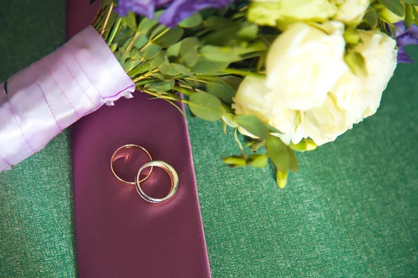 Delicate Wedding background with Rings and Buttercup Flower — Stock Photo, Image