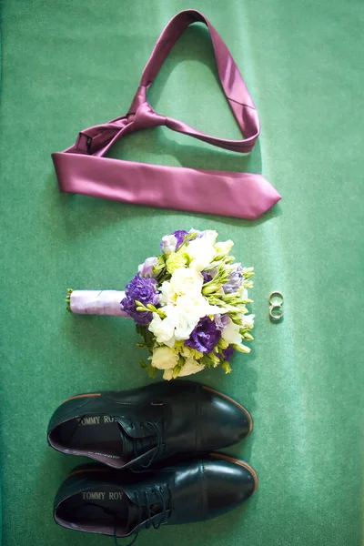 Set de haine de mire. Inele de nunta, pantofi, butoni si cravata arc detalii moda — Fotografie, imagine de stoc