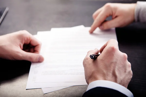 Business conflict, on business meeting manager and employee destroy draft of document — Stock Photo, Image