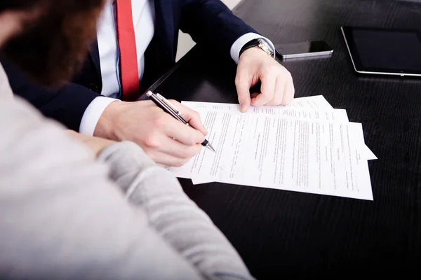 Dos socios firmando un documento. contrato —  Fotos de Stock