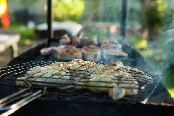 Délicieux steaks de bœuf grillés sur un barbecue, gros plan . — Photo
