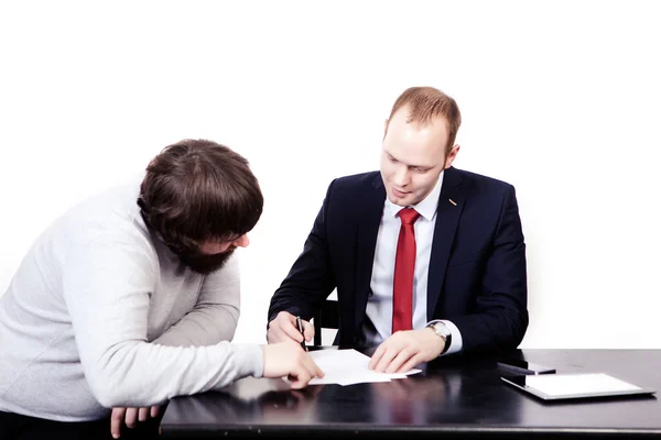 Due uomini d'affari in abiti eleganti, capo guardando con precisione il dipendente, tenendo appunti con carte isolate su sfondo bianco Fotografia Stock