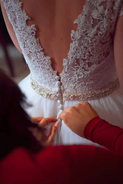 新婦付け添人は服を着る花嫁を支援します。 — ストック写真