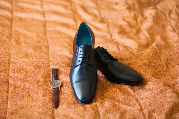 Élégantes montres pour hommes et chaussures habillées noires — Photo
