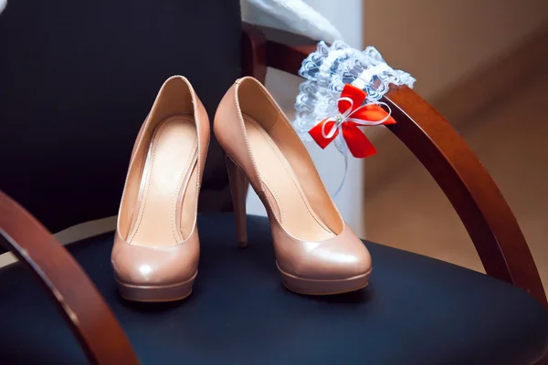 Chaussures de mariage élégantes avec strass colorés — Photo
