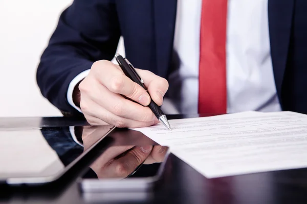 Zakelijke conflicten, op zakelijke bijeenkomst manager en medewerker vernietigen concept van document. — Stockfoto