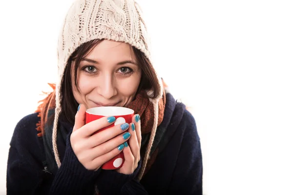 Hübsches Mädchen mit Tasse Tee isoliert auf weißem Hintergrund — Stockfoto