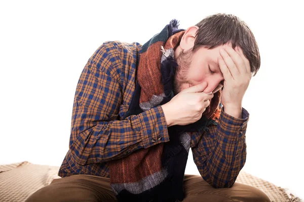 Primo piano ritratto di giovane studente malato, lavoratore, dipendente con allergia, germi freddi, soffiando il naso con cleenex, guardando molto infelice malessere, isolato su sfondo bianco. Stagione influenzale, vaccino — Foto Stock