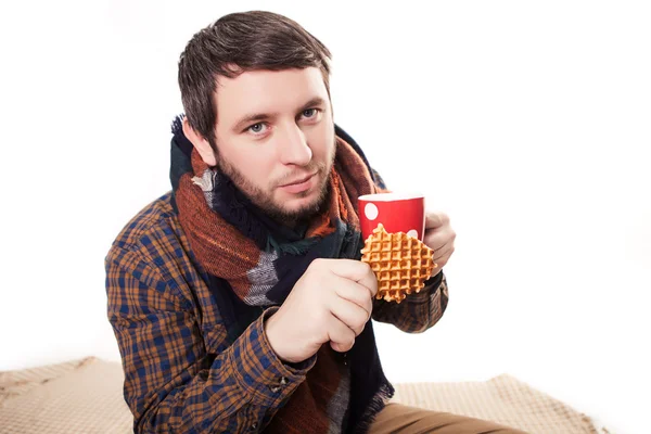 Hombre feliz en camisa con taza de café — Foto de Stock