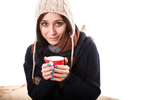 Warme Tasse heißen Kaffee wärmt in den Händen eines Mädchens — Stockfoto