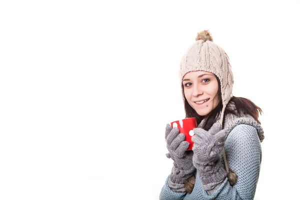 ビジネス女性ドリンク コーヒー、白いコーヒー カップを保持します。ビジネス ドレス コード。白い背景。分離されました。. — ストック写真