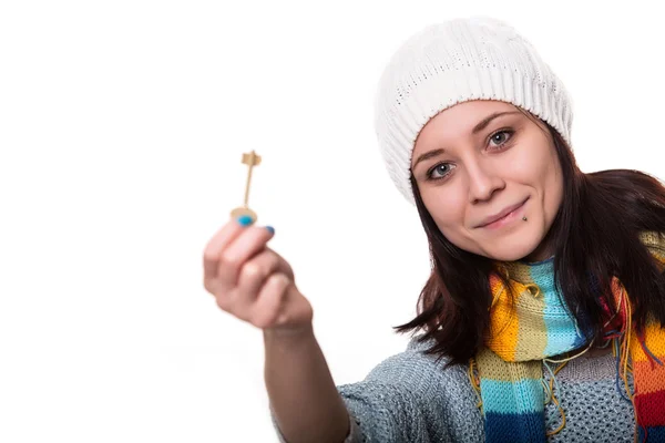 Attraktive lächelnde Frau mit einem Satz Schlüssel zu ihrem Haus oder Auto in der Hand, isoliert auf weiß — Stockfoto