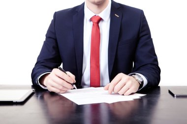 Bir ofiste sözleşme imzalama işadamı