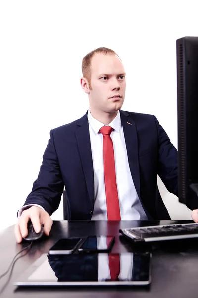 Heureux homme d'affaires travaillant à son bureau avec un ordinateur portable. Jeune homme souriant assis à son lieu de travail avec ordinateur portable — Photo